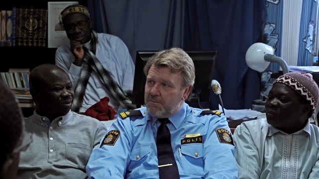 Det goda landet - syntolkat : Polisen Ulf