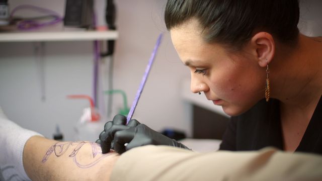 Tatuerade Flickan Älskar Porr Filmer - Tatuerade Flickan Älskar Sex