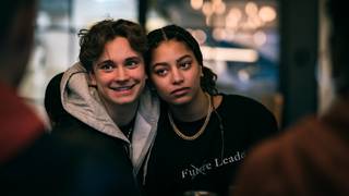 Pornografik tatuirovka Shisha ustida otirgan qiz porno onlayn