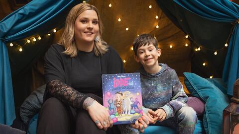 Rus onalarining tukli mushuklari aks ettirilgan rus pornosi Porno komiks musodara egizaklar 3-qism